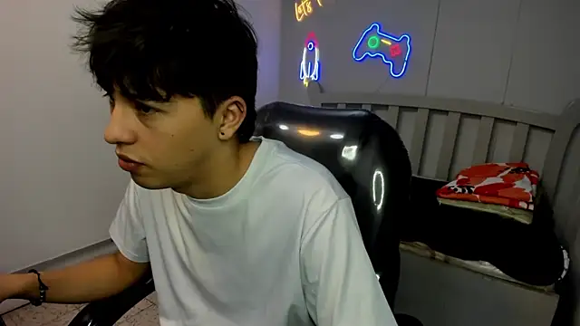 Snapshot of StiwenTwink chatting on November 28, 2025, 1:36 pm StiwenTwink online show from November 28, 2025, 1:36 pm