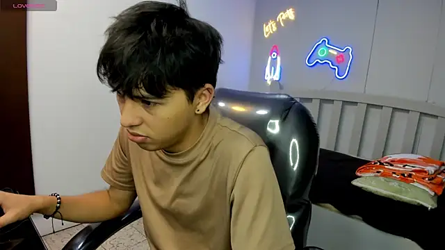 Snapshot of StiwenTwink chatting on December 2, 2025, 12:32 pm StiwenTwink online show from December 2, 2025, 12:32 pm