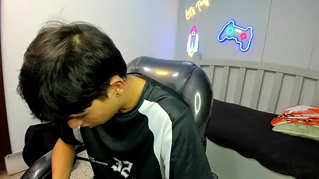 Snapshot of StiwenTwink chatting on December 3, 2025, 12:58 pm StiwenTwink online show from December 3, 2025, 12:58 pm