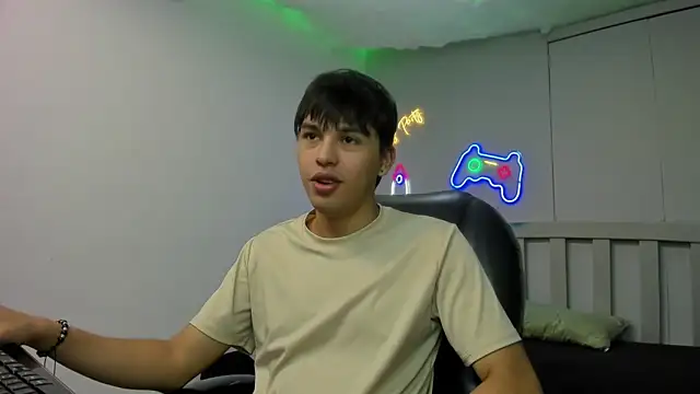 Snapshot of StiwenTwink chatting on December 5, 2025, 7:43 pm StiwenTwink online show from December 5, 2025, 7:43 pm