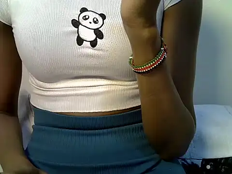 Snapshot of Southqueen18 chatting on October 19, 2025, 10:10 pm Southqueen18 online show from October 19, 2025, 10:10 pm