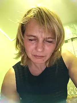 Snapshot of Masha412111 chatting on October 5, 2025, 8:18 pm Masha412111 online show from October 5, 2025, 8:18 pm