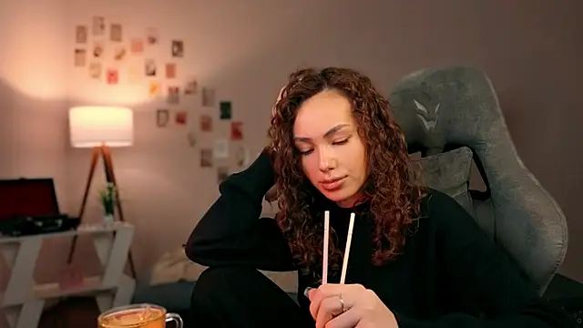 branchwithflowerss online show from October 15, 2025, 11:43 am