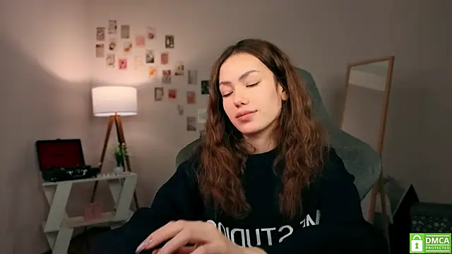 branchwithflowerss online show from December 3, 2025, 11:52 am