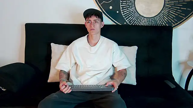 Snapshot of LukeSavagge chatting on October 10, 2025, 7:57 pm LukeSavagge online show from October 10, 2025, 7:57 pm