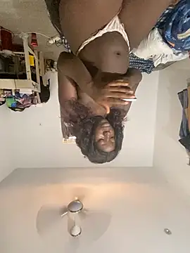 Snapshot of blackhipsyassy chatting on December 21, 2025, 1:29 pm blackhipsyassy online show from December 21, 2025, 1:29 pm