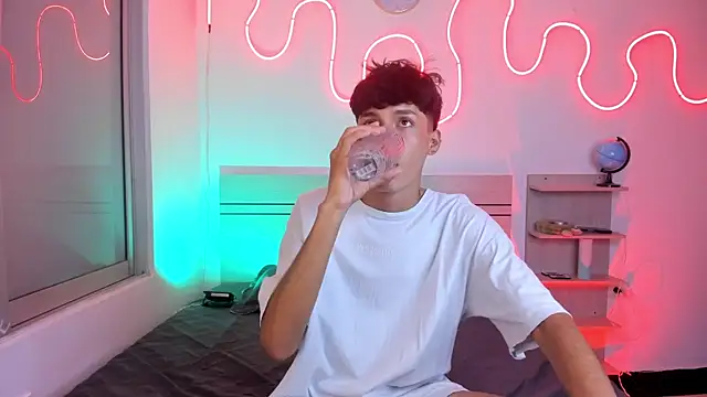 Snapshot of luccas_ferreira chatting on November 8, 2025, 7:12 pm luccas ferreira online show from November 8, 2025, 7:12 pm