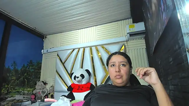 Snapshot of DulcineaSaenz chatting on October 16, 2025, 8:10 pm DulcineaSaenz online show from October 16, 2025, 8:10 pm