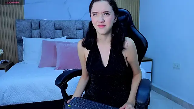 Snapshot of angel__kiss chatting on December 3, 2025, 11:30 am angel kiss online show from December 3, 2025, 11:30 am