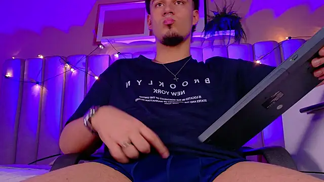 Snapshot of LiamThunder05_ chatting on November 14, 2025, 3:05 am LiamThunder05 online show from November 14, 2025, 3:05 am