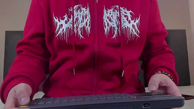 Snapshot of LiamThunder05_ chatting on November 18, 2025, 3:12 am LiamThunder05 online show from November 18, 2025, 3:12 am