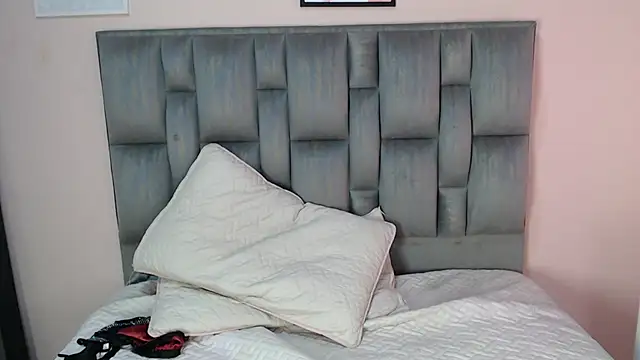 Snapshot of Kitty_foxx_ chatting on October 11, 2025, 3:54 pm Kitty foxx online show from October 11, 2025, 3:54 pm