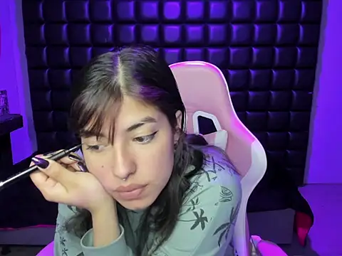 Violetta Swett  online show from December 5, 2025, 1:20 pm