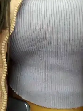 Snapshot of Lesli_14 chatting on November 17, 2025, 9:20 pm Lesli 14 online show from November 17, 2025, 9:20 pm