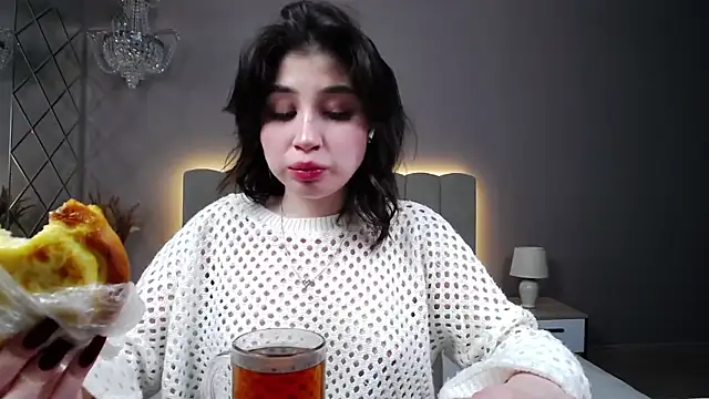 Snapshot of DianaMello chatting on November 17, 2025, 4:07 am DianaMello online show from November 17, 2025, 4:07 am