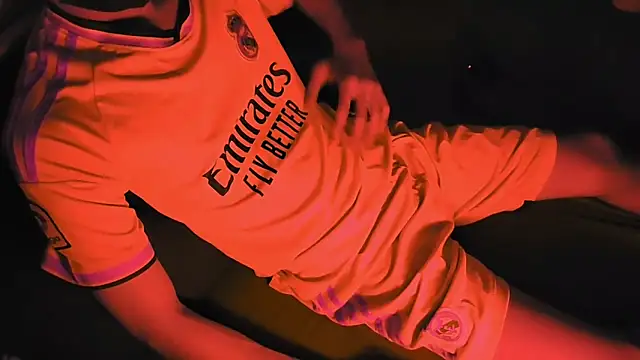 Laine2kx online show from October 27, 2025, 4:22 pm