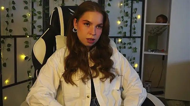 Snapshot of ToniaRoehr chatting on October 8, 2025, 5:32 pm ToniaRoehr online show from October 8, 2025, 5:32 pm