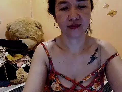 Snapshot of KissHott chatting on October 25, 2025, 2:13 pm KissHott online show from October 25, 2025, 2:13 pm