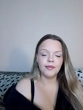 Snapshot of AuroraMaexox chatting on October 5, 2025, 8:18 pm AuroraMaexox online show from October 5, 2025, 8:18 pm