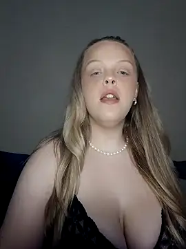 Snapshot of AuroraMaexox chatting on October 19, 2025, 9:59 pm AuroraMaexox online show from October 19, 2025, 9:59 pm