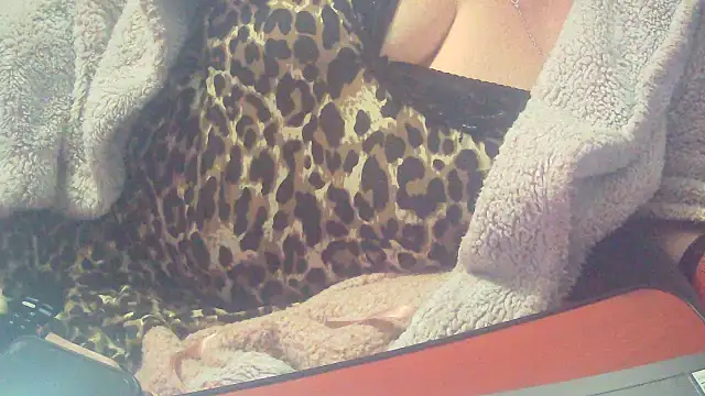 Snapshot of Playful_MILF_Demi chatting on October 31, 2025, 12:33 am Playful MILF Demi online show from October 31, 2025, 12:33 am