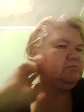 LusiyaGold5 online show from November 4, 2025, 10:42 pm