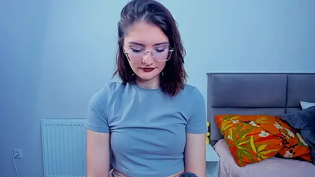 LorrieDegonia online show from December 5, 2025, 4:10 am