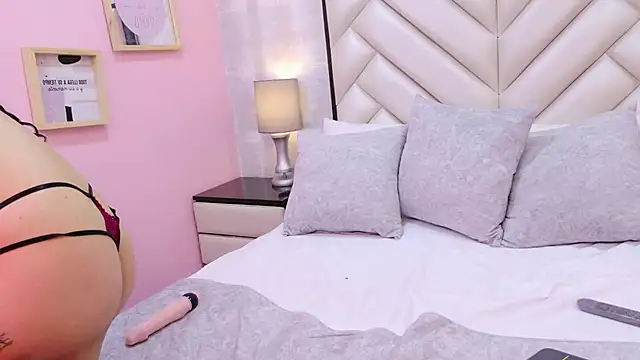 CristalShayy online show from December 3, 2025, 3:32 pm