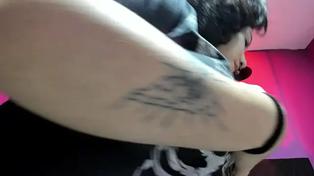 Snapshot of SabbathSinclair chatting on December 17, 2025, 11:38 am SabbathSinclair online show from December 17, 2025, 11:38 am