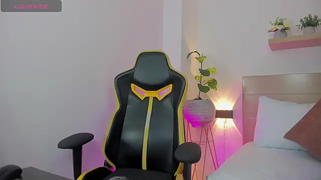 Snapshot of kaitt_ chatting on November 8, 2025, 12:49 pm kaitt online show from November 8, 2025, 12:49 pm