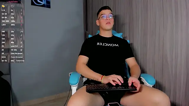 Snapshot of alex_boyy chatting on October 10, 2025, 4:44 am alex boyy online show from October 10, 2025, 4:44 am