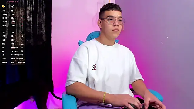 Snapshot of alex_boyy chatting on October 16, 2025, 12:50 pm alex boyy online show from October 16, 2025, 12:50 pm