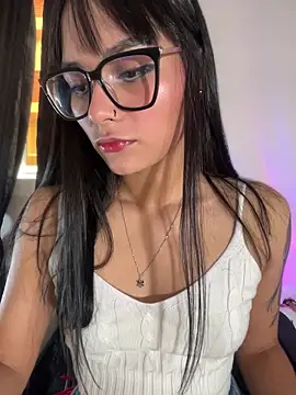 AlannaDollx online show from November 19, 2025, 2:06 pm