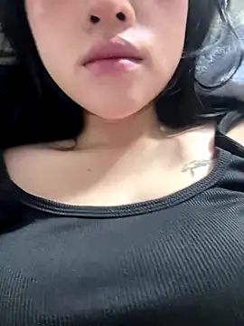 Snapshot of Titlelove chatting on November 17, 2025, 9:04 am Titlelove online show from November 17, 2025, 9:04 am