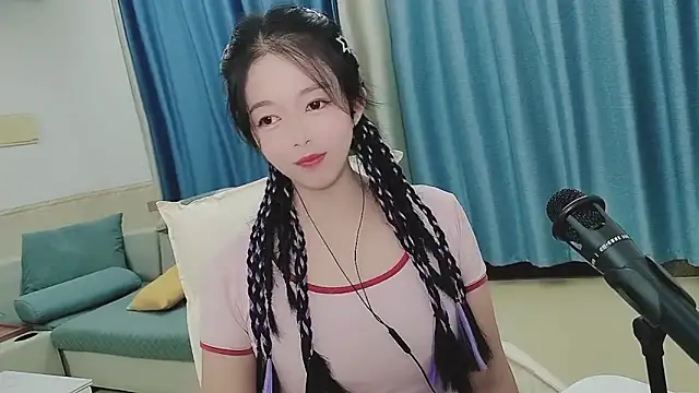 Snapshot of Q_Yumi chatting on October 16, 2025, 12:39 pm Q Yumi online show from October 16, 2025, 12:39 pm