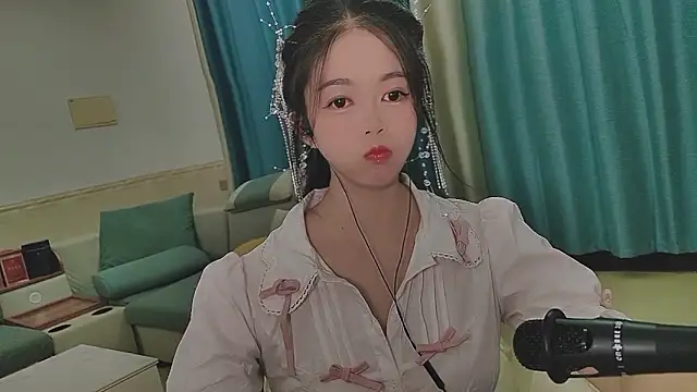 Snapshot of Q_Yumi chatting on October 17, 2025, 12:30 pm Q Yumi online show from October 17, 2025, 12:30 pm
