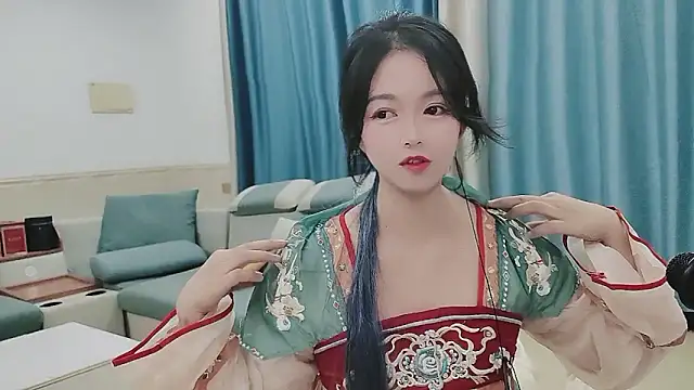 Snapshot of Q_Yumi chatting on October 19, 2025, 12:06 pm Q Yumi online show from October 19, 2025, 12:06 pm