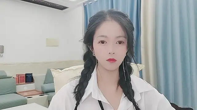 Snapshot of Q_Yumi chatting on October 20, 2025, 12:05 pm Q Yumi online show from October 20, 2025, 12:05 pm