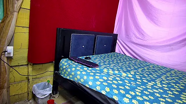 Snapshot of vale_only chatting on October 22, 2025, 2:01 am vale only online show from October 22, 2025, 2:01 am