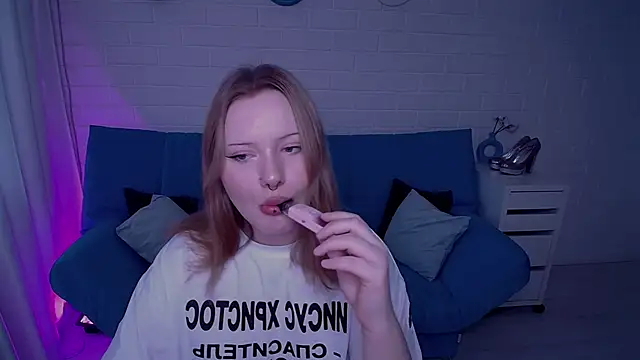 AuroraMour online show from October 10, 2025, 1:10 pm