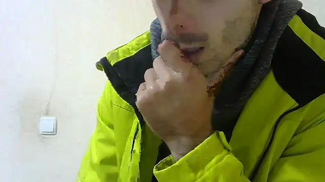 Snapshot of MakabulaAndrey chatting on October 21, 2025, 5:46 pm MakabulaAndrey online show from October 21, 2025, 5:46 pm