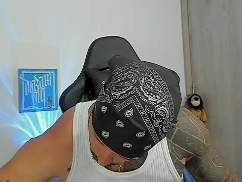 Snapshot of Dave-Max01 chatting on October 6, 2025, 5:54 pm Dave-Max01 online show from October 6, 2025, 5:54 pm