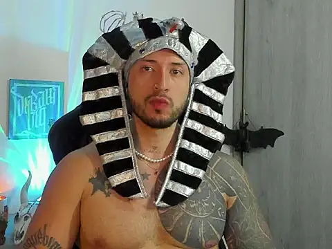 Snapshot of Dave-Max01 chatting on October 31, 2025, 11:28 pm Dave-Max01 online show from October 31, 2025, 11:28 pm