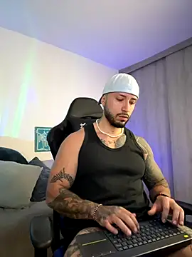 Snapshot of Dave-Max01 chatting on November 10, 2025, 9:52 am Dave-Max01 online show from November 10, 2025, 9:52 am