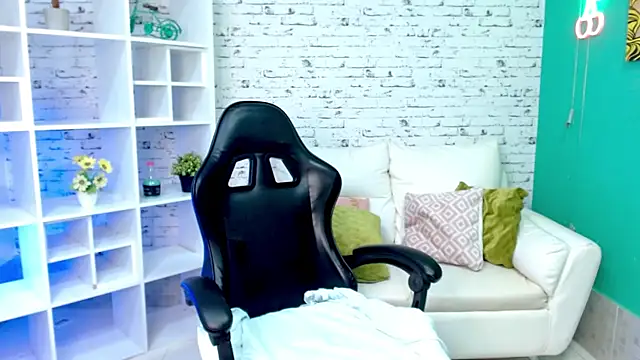 hannahjackson  online show from November 6, 2025, 11:33 am