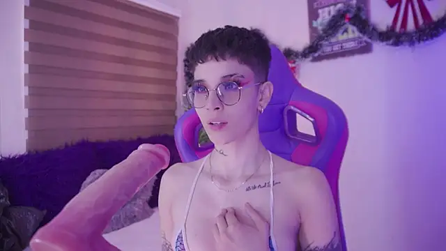 Giia Moretti  online show from December 3, 2025, 6:50 pm