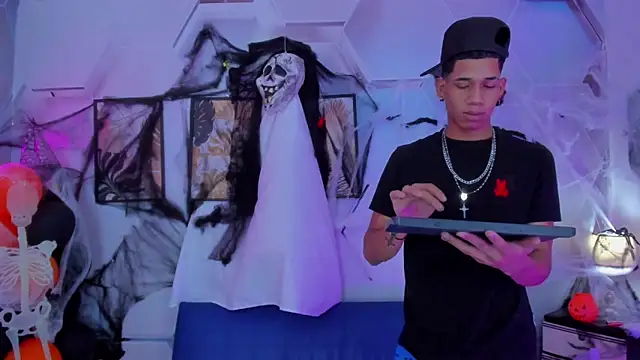 Snapshot of Little_nicoll chatting on October 29, 2025, 11:50 pm Little nicoll online show from October 29, 2025, 11:50 pm