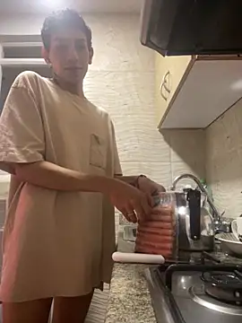 SiaraRealist online show from November 4, 2025, 8:08 pm