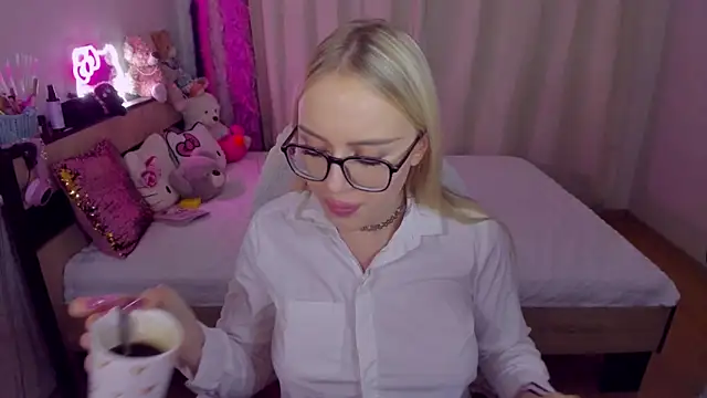 Snapshot of CeaneLino chatting on October 23, 2025, 6:50 pm CeaneLino online show from October 23, 2025, 6:50 pm