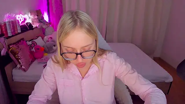 Snapshot of CeaneLino chatting on October 25, 2025, 7:41 pm CeaneLino online show from October 25, 2025, 7:41 pm